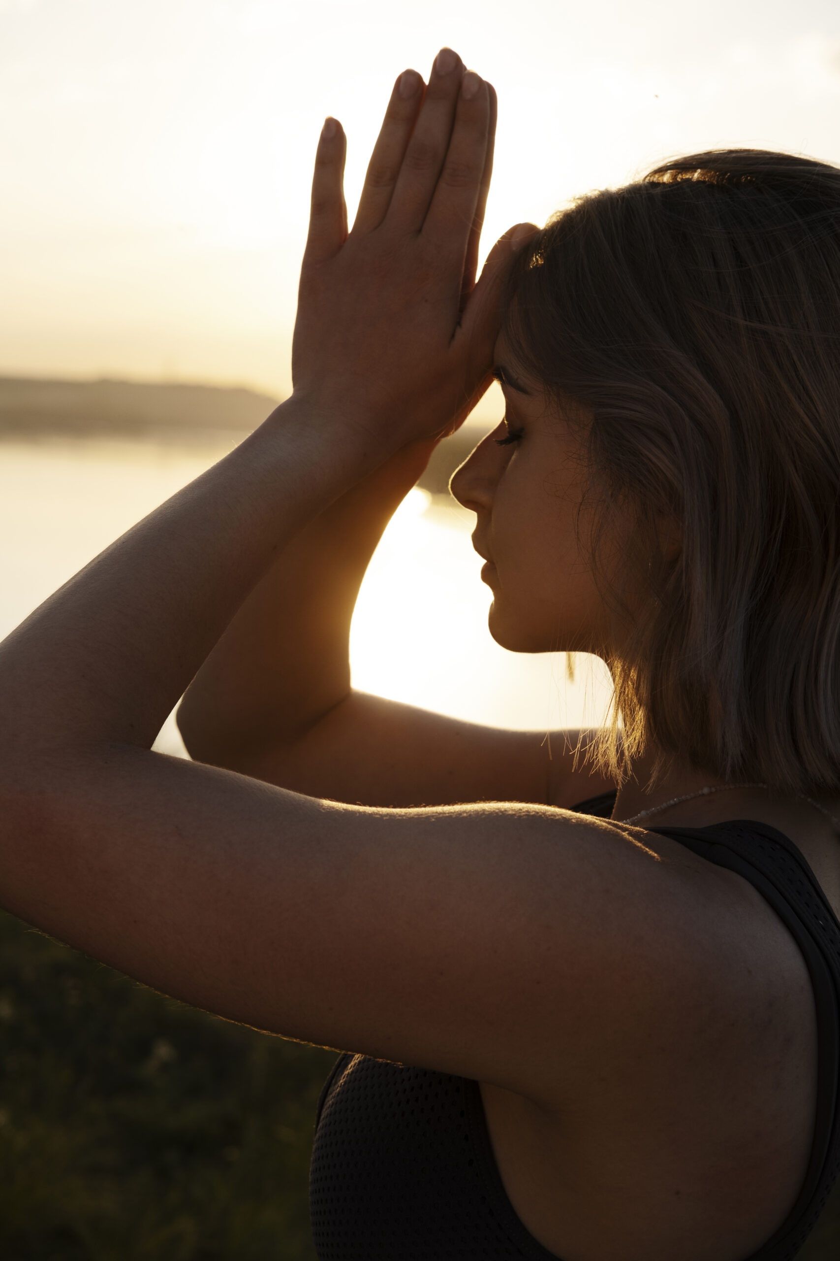 jeune-adulte-appreciant-le-yoga-dans-la-nature